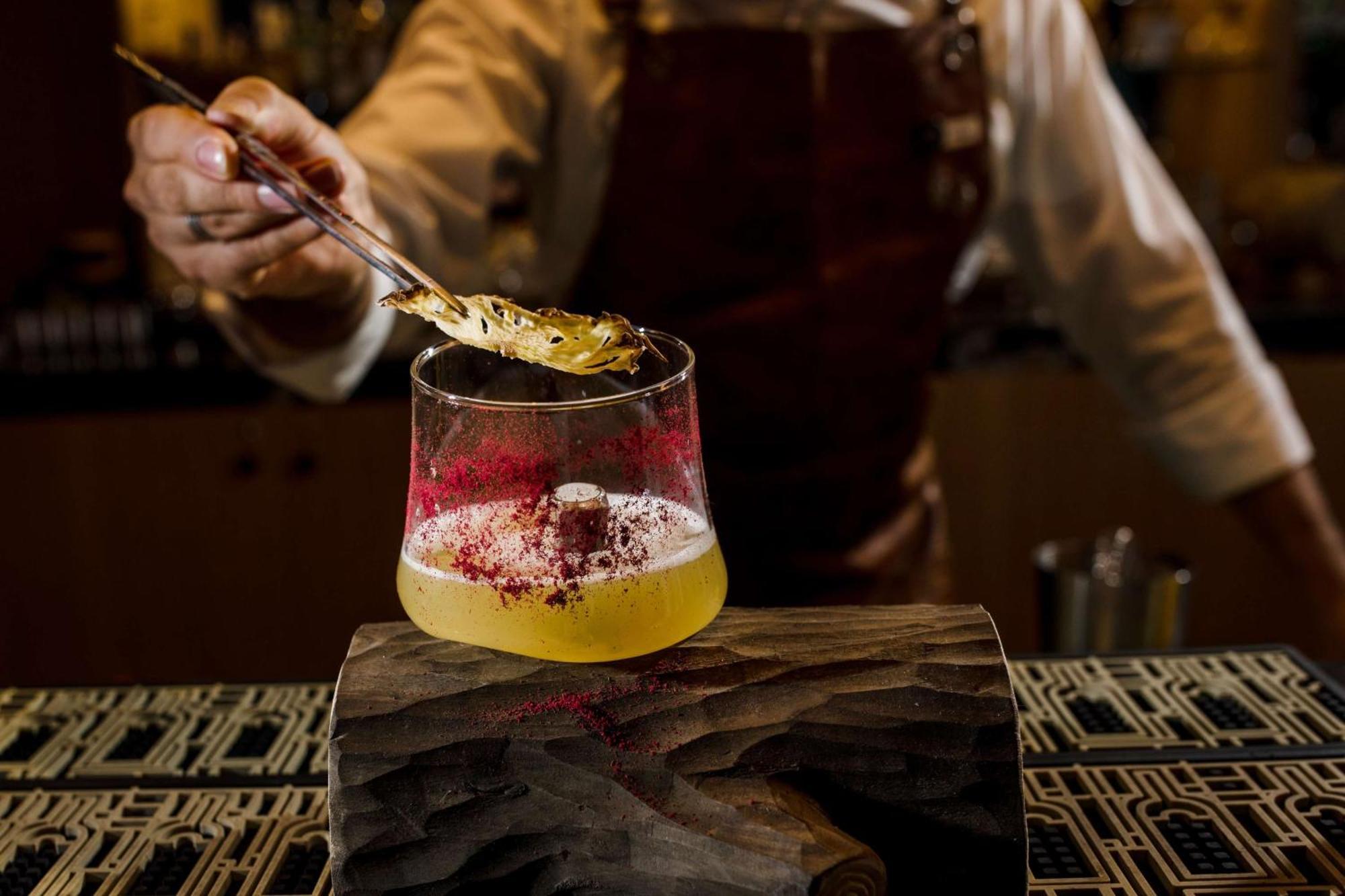 Hotel Rixos Premium Ragusa Esterno foto A bartender adding a gold leaf to a cocktail