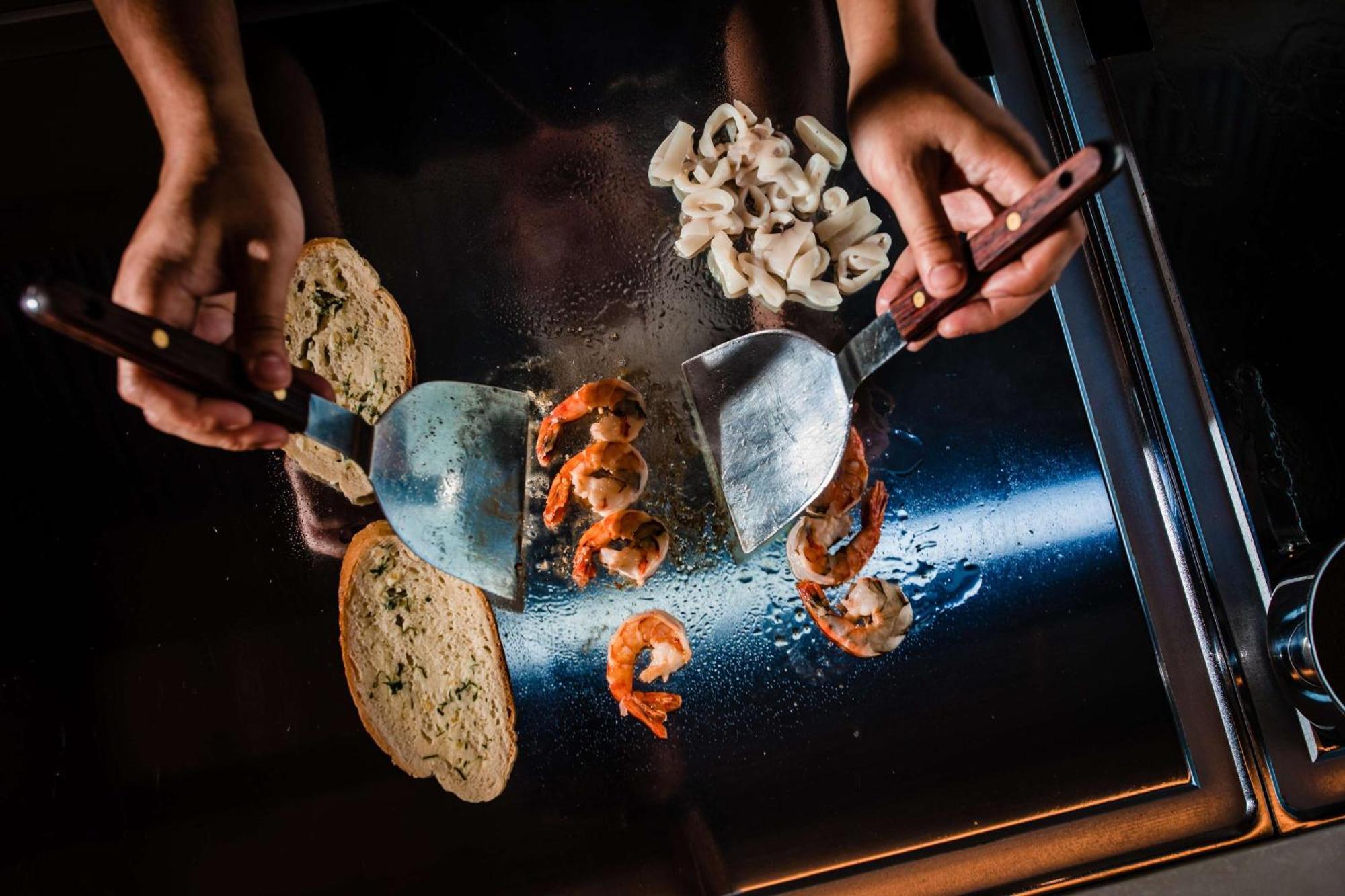 Hotel Rixos Premium Ragusa Esterno foto A wok being used in cooking