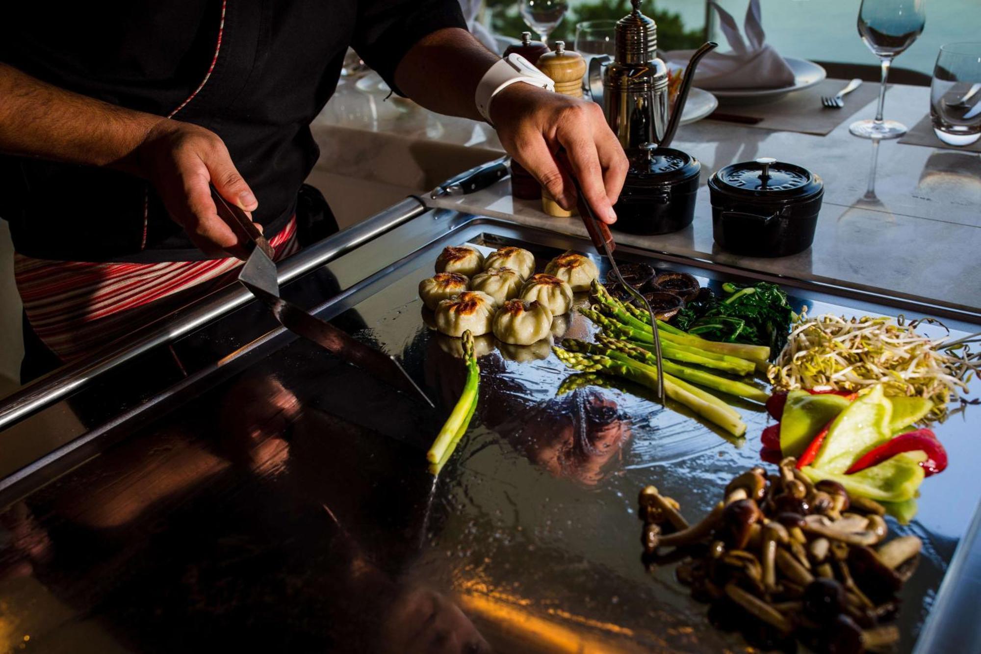 Hotel Rixos Premium Ragusa Esterno foto A chef preparing food