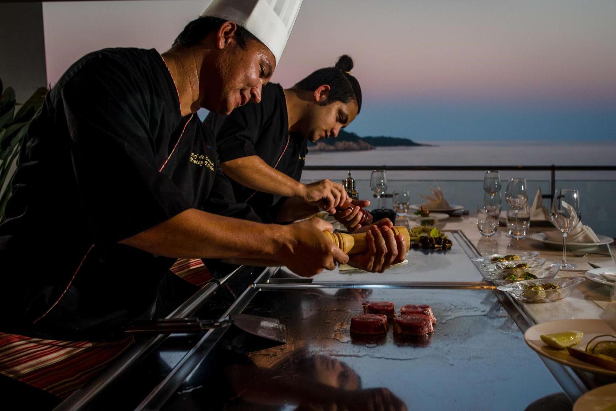 Hotel Rixos Premium Ragusa Esterno foto Chef on board of a yacht
