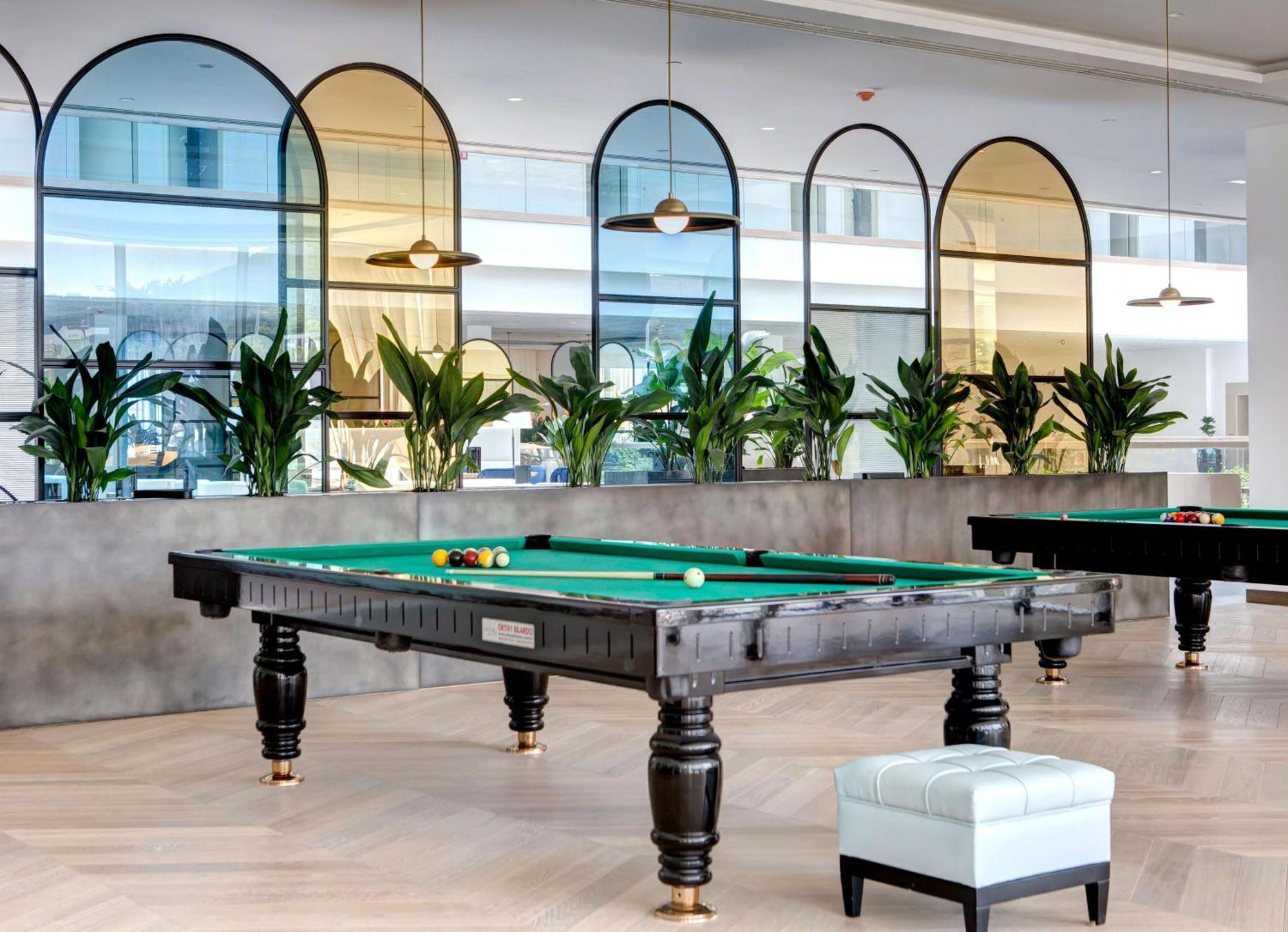 Hotel Rixos Premium Ragusa Esterno foto The Pool Table at The Ivy Collection, 2019