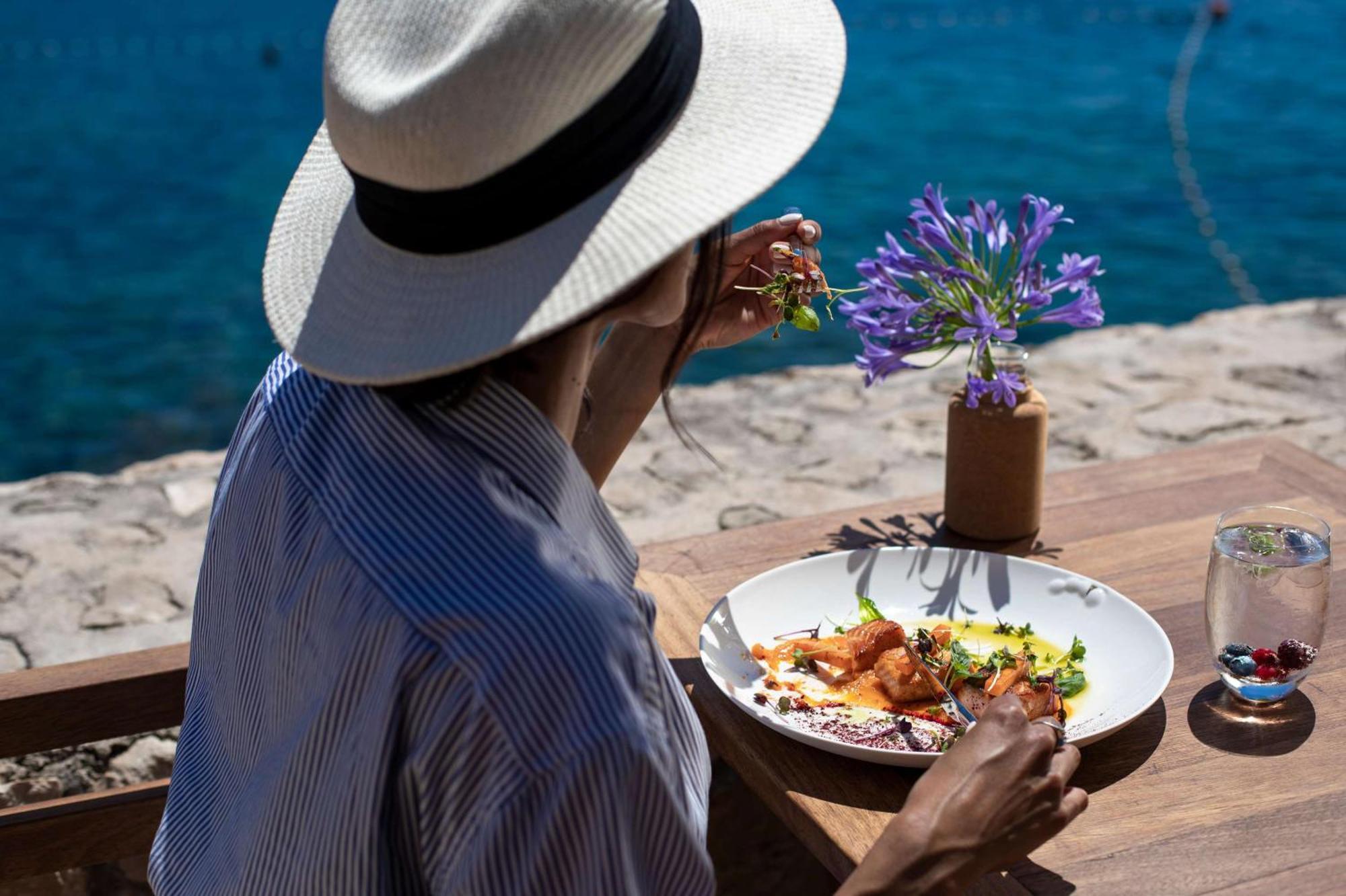 Hotel Rixos Premium Ragusa Esterno foto A woman wearing a hat