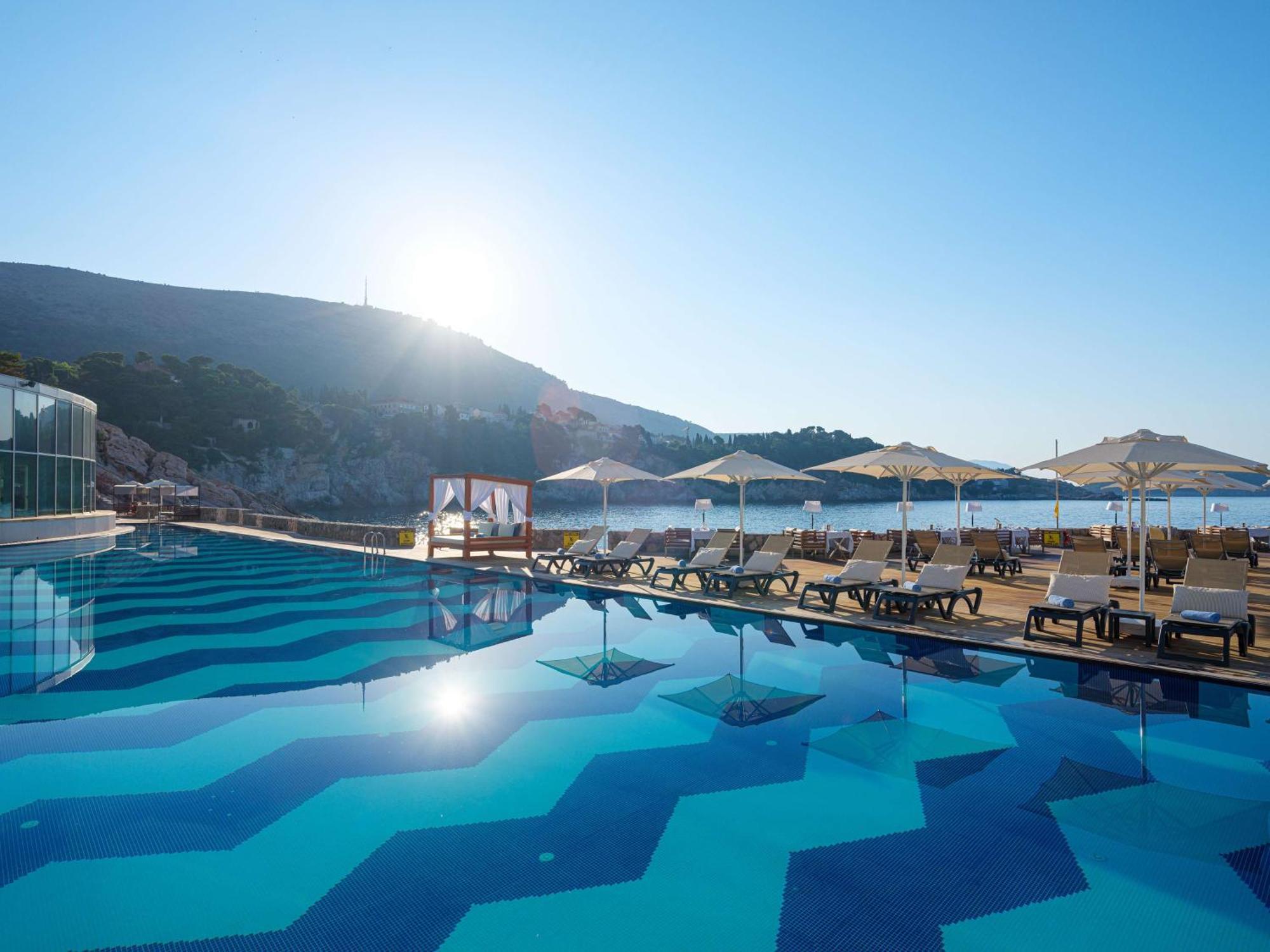 Hotel Rixos Premium Ragusa Esterno foto The pool at the hotel
