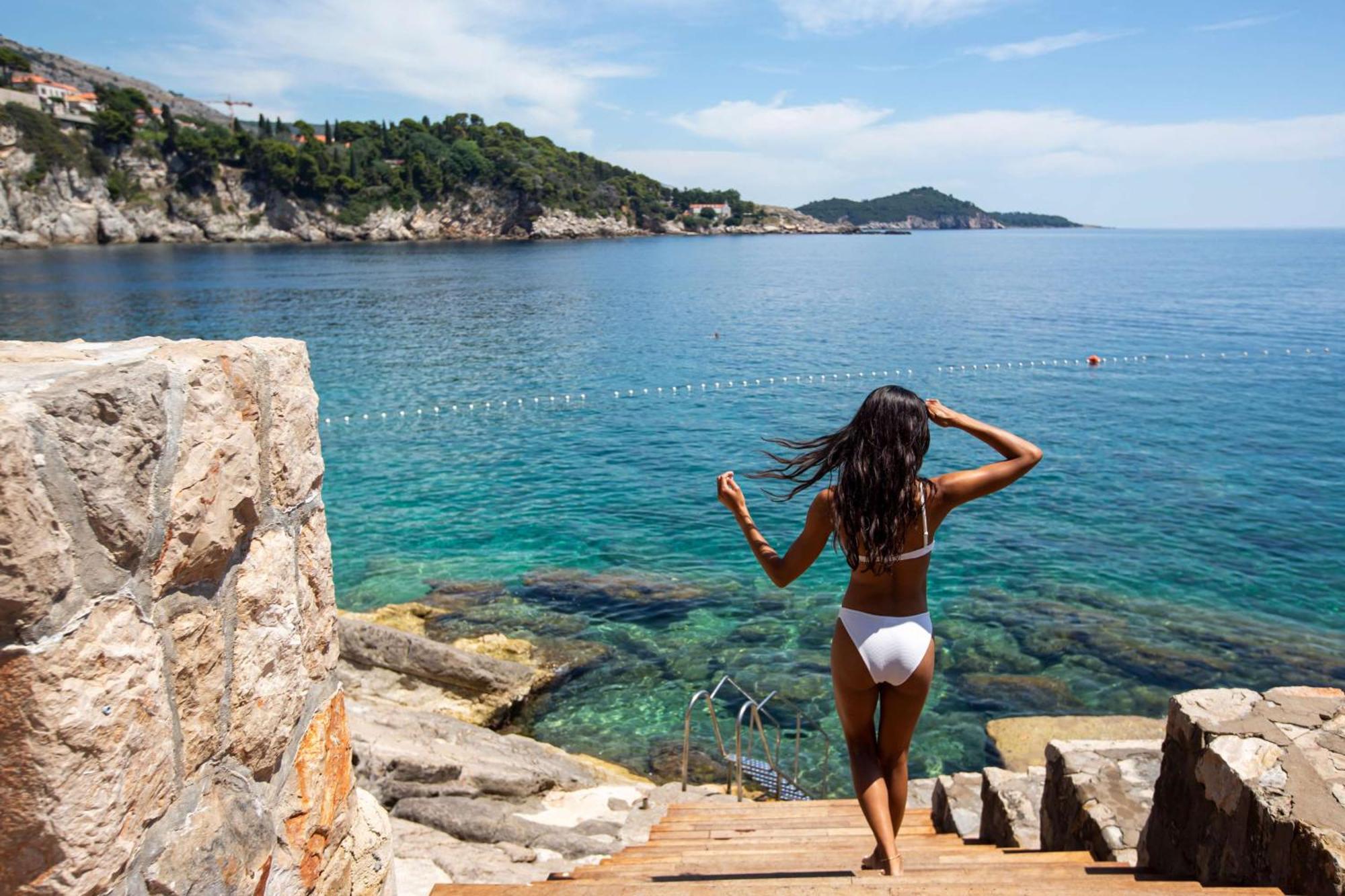 Hotel Rixos Premium Ragusa Esterno foto A woman in a bikini
